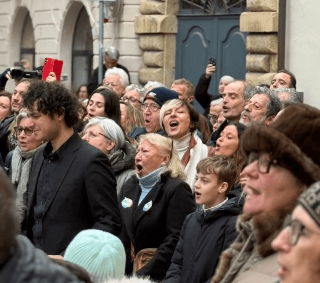Pesaro - "Tutti cantano Sanremo", flash mob canoro in piazzale Olivieri per il festival